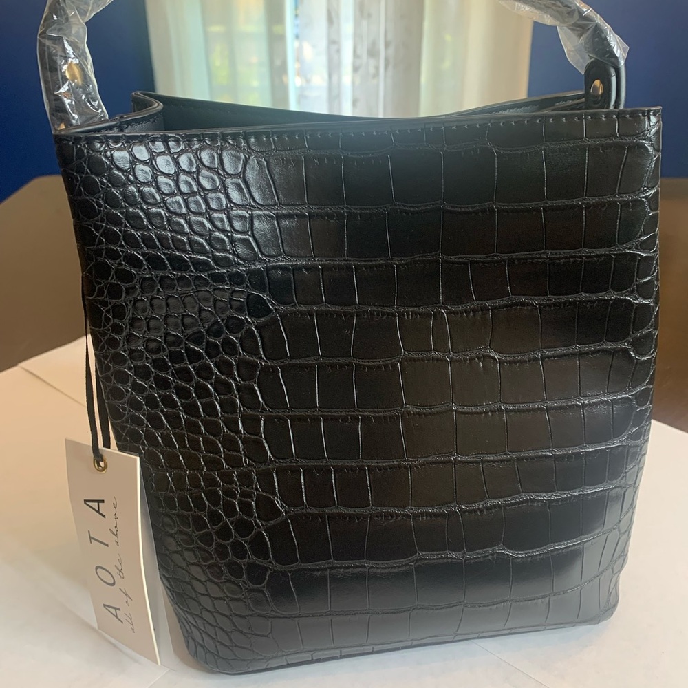 💫HP‼️💫 NWT Revolve AOTA “Elena” Vegan Leather Bucket Bag in Black - Picture 3 of 9